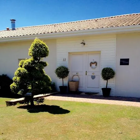 Le Temps Des Hotes Bed & Breakfast 3*