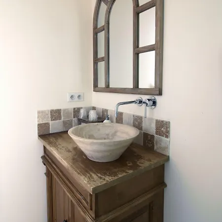 Le Temps Des Hotes Bed & Breakfast 3*