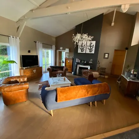 Le Temps Des Hotes 3* فيرتو