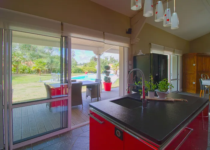 Le Temps Des Hotes Bed & Breakfast 3*